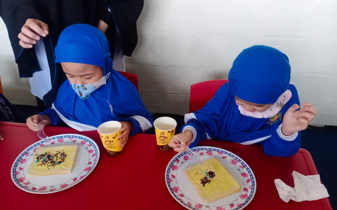 Kegiatan Menghias Roti Tawar TK Al-Wildan Islamic School 2 Bekasi